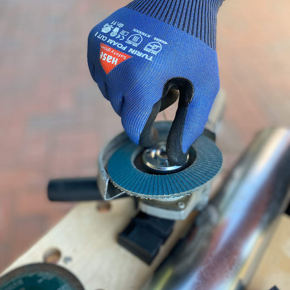 Schnittschutzhandschuh aus 15G HPPE, Nitrilschaum, CUT E »Turin Foam Cut E« blau schwarz, Anwendungsbild bei Werkstattarbeite