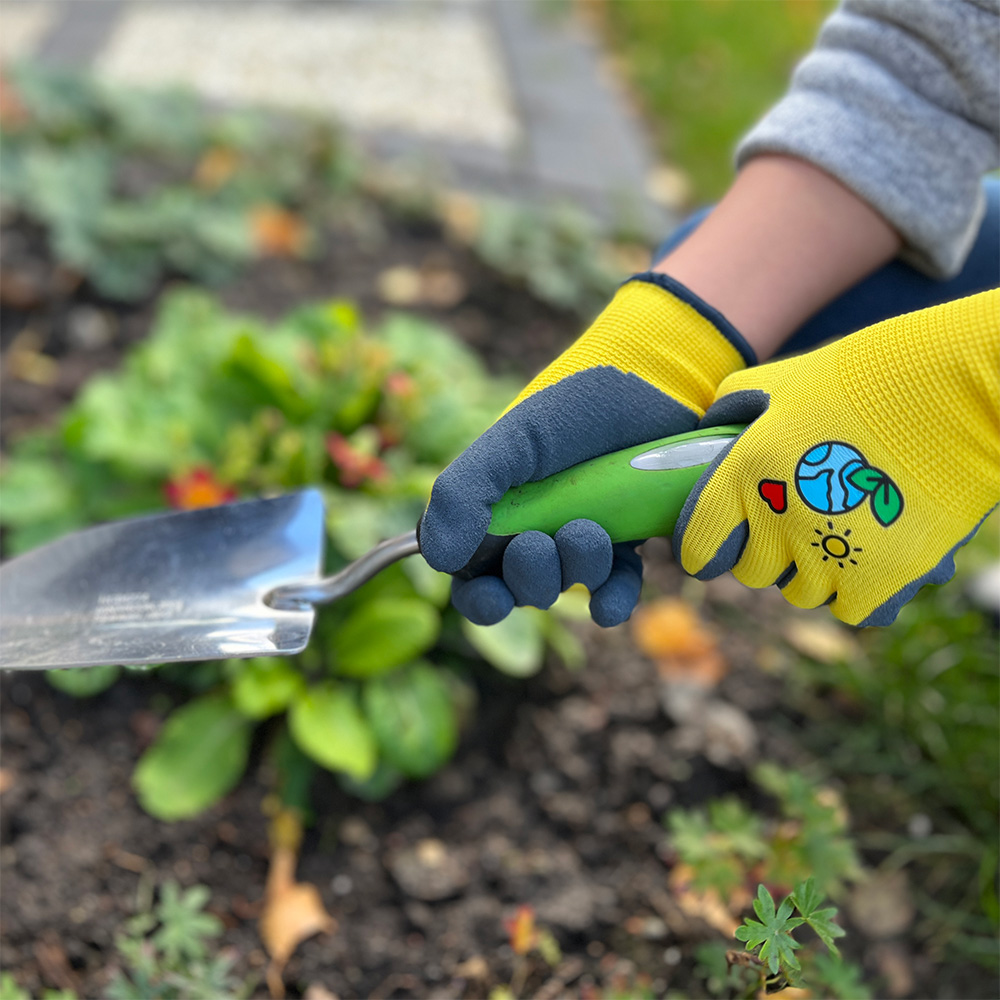 Kinderhandschuh aus 15G Polyester, Latexschaum, Kat I »KIDS 4« gelb schwarz, Anwendungsbild im Garten.
