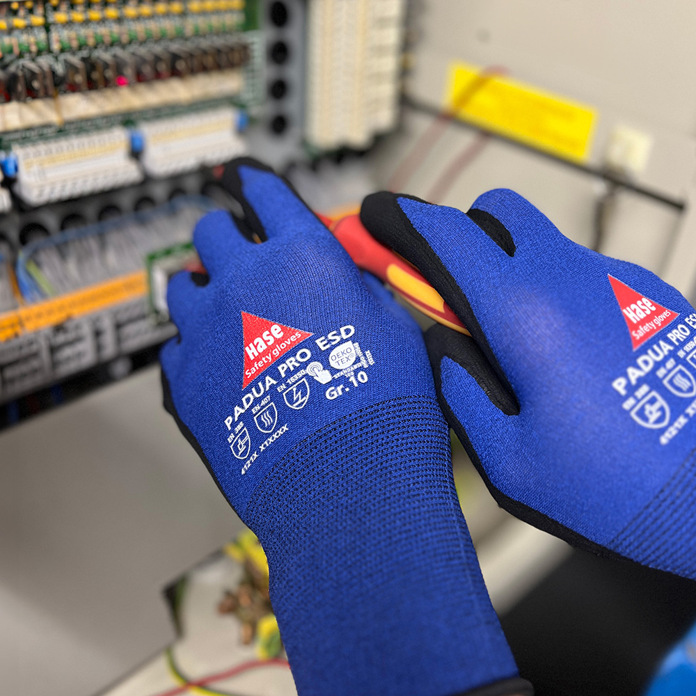 Montagehandschuh aus 18G Nylon, Nitrilschaum, ESD, Touch »Padua Pro ESD« blau schwarz, Anwendungsbild bei der Montage.