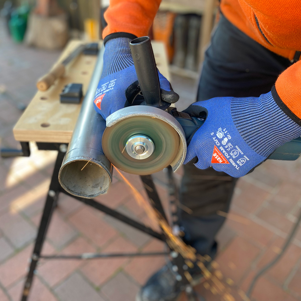 Schnittschutzhandschuh aus 15G HPPE, Nitrilschaum, CUT E »Turin Foam Cut E« blau schwarz, Anwendungsbild bei Flexarbeiten.