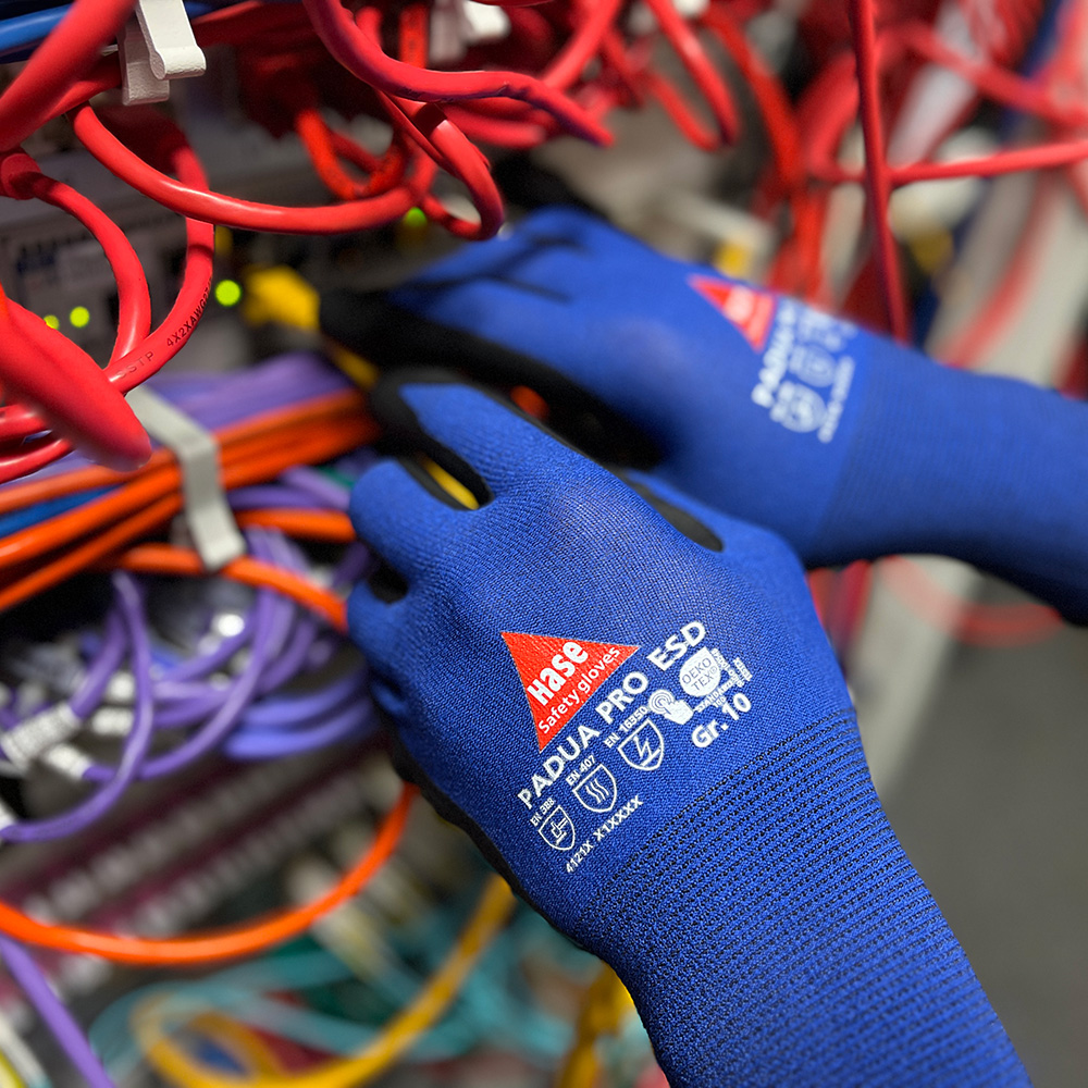 Montagehandschuh aus 18G Nylon, Nitrilschaum, ESD, Touch »Padua Pro ESD« blau schwarz, Anwendungsbild während der Montage.