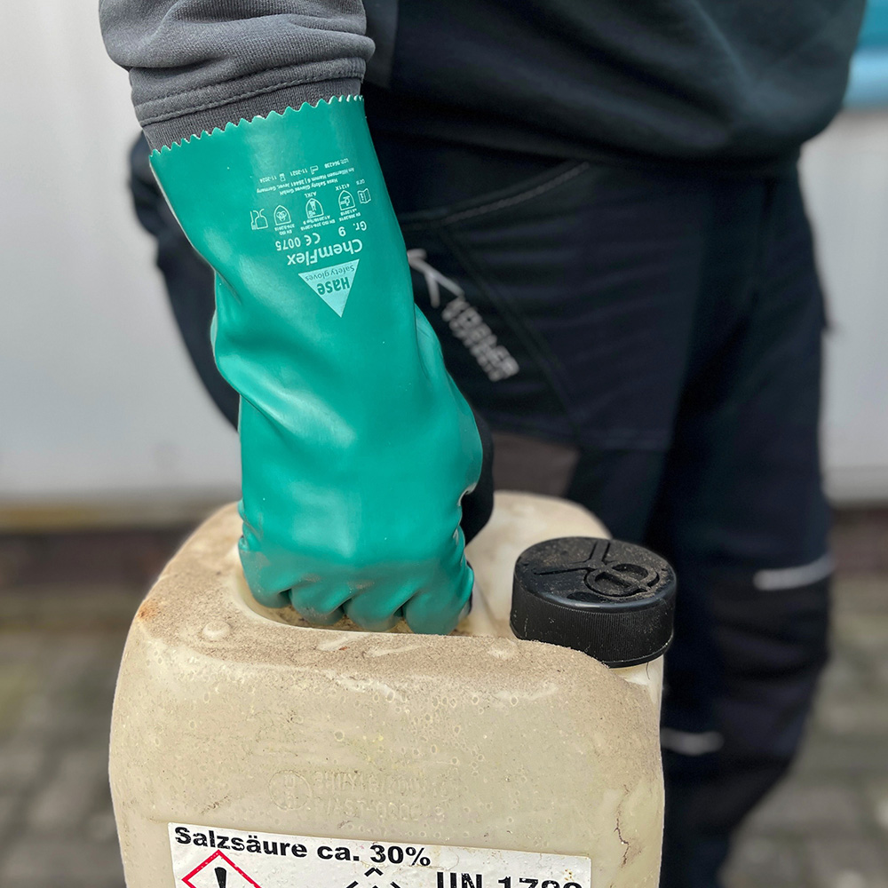 Chemikalienhandschuh Typ B, 18G Nylon, Nitril, 30 cm »ChemFlex 30« grün schwarz, Anwendungsbild bei Chemiearbeiten.