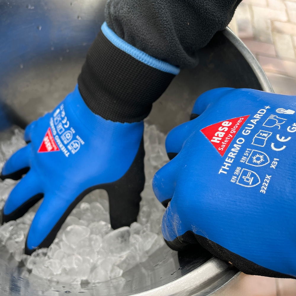 Winterhandschuh aus 15G Polyester, Latex/ schaum, Touch, LM »Thermo Guard+« blau schwarz, Anwendungsbild bei Kälte.