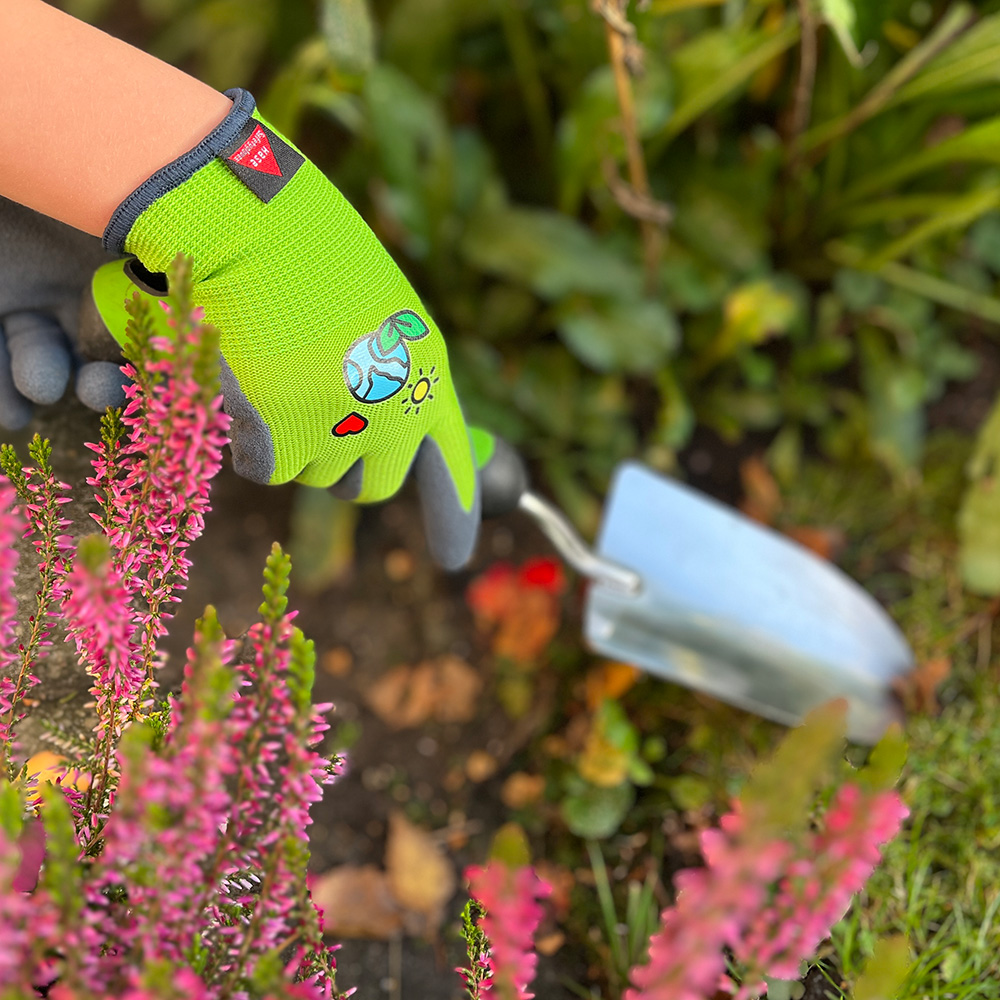 Kinderhandschuh aus 15G Polyester, Latexschaum, Kat I »KIDS 3« grün schwarz, Anwendungsbild im Garten.