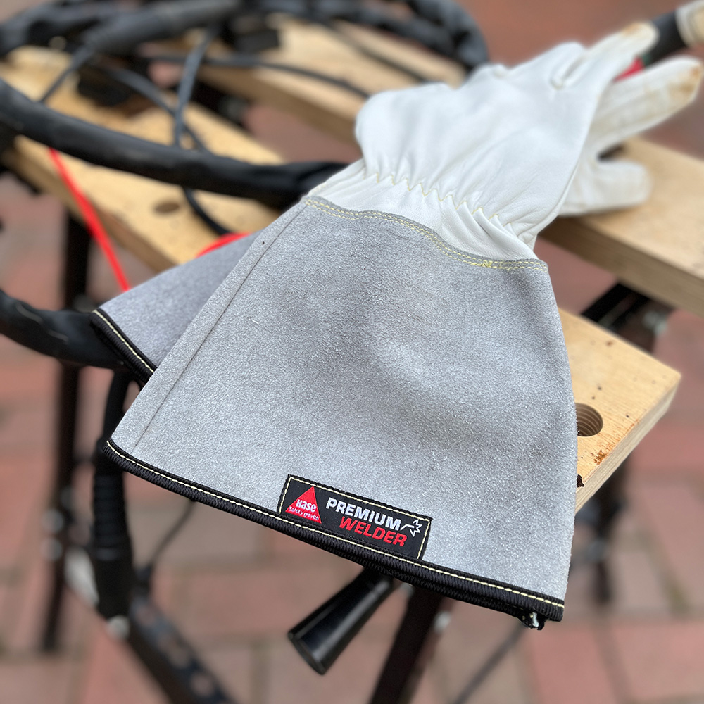 Schweißerhandschuh aus Nappaleder, Kev. Nähte, TYP B »Aruba« natur grau, bei Schweißarbeiten.