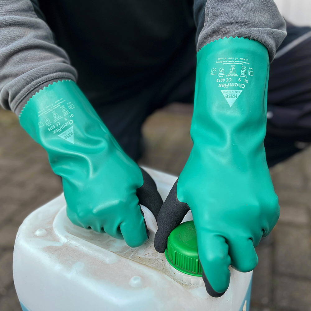 Chemikalienhandschuh Typ B, 18G Nylon, Nitril, 35 cm »ChemFlex 35« grün schwarz, Anwendungsbild bei Chemiearbeiten.