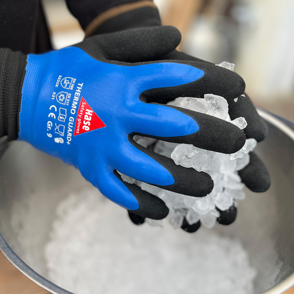 Winterhandschuh aus 15G Polyester, Latex/ schaum, Touch, LM »Thermo Guard+« blau schwarz, Anwendungsbild bei Eis.