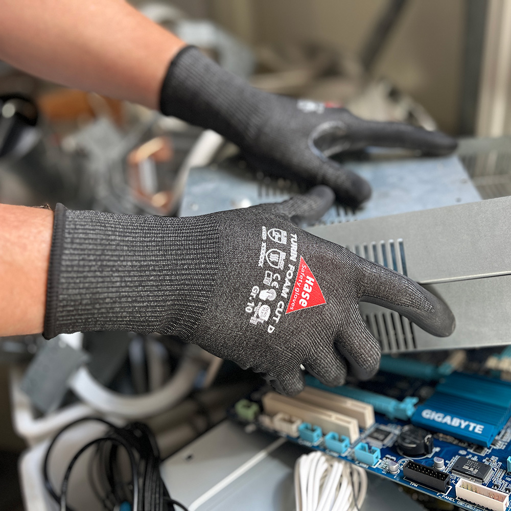 Schnittschutzhandschuh aus 15G HPPE, Nitrilschaum, CUT D »Turin Foam Cut D« schwarz, Anwendungsbild in Werkstatt.