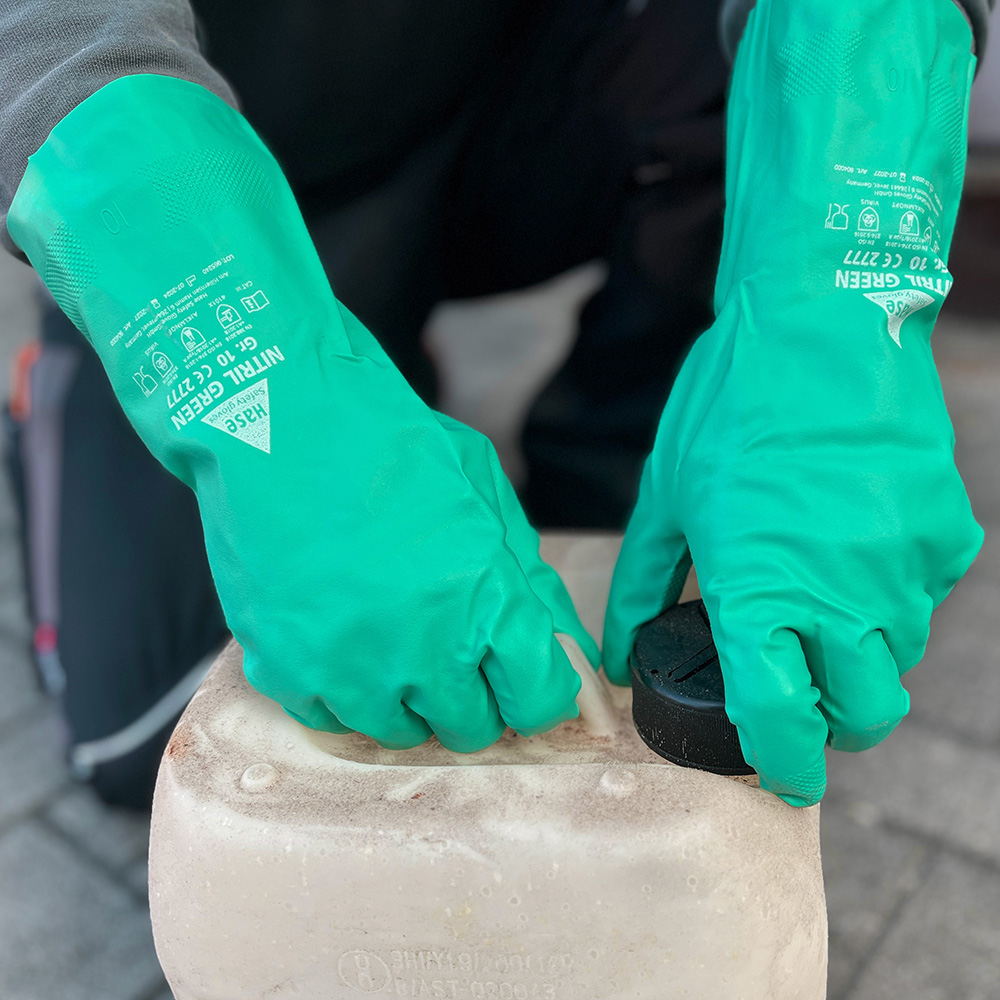 Chemikalienhandschuh Typ A, Baumwollbeflockung, Nitril »Nitril Green« grün, Anwendungsbild bei Chemiearbeiten.