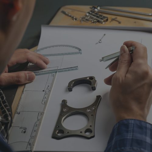 Technische Zeichnung mit Bauteilen auf dem Arbeitstisch