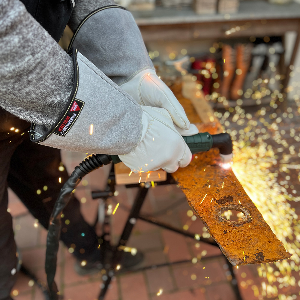 Schweißerhandschuh aus Nappaleder, Kev. Nähte, TYP B »Aruba« natur grau, Anwendungsbild während Schweißarbeiten.